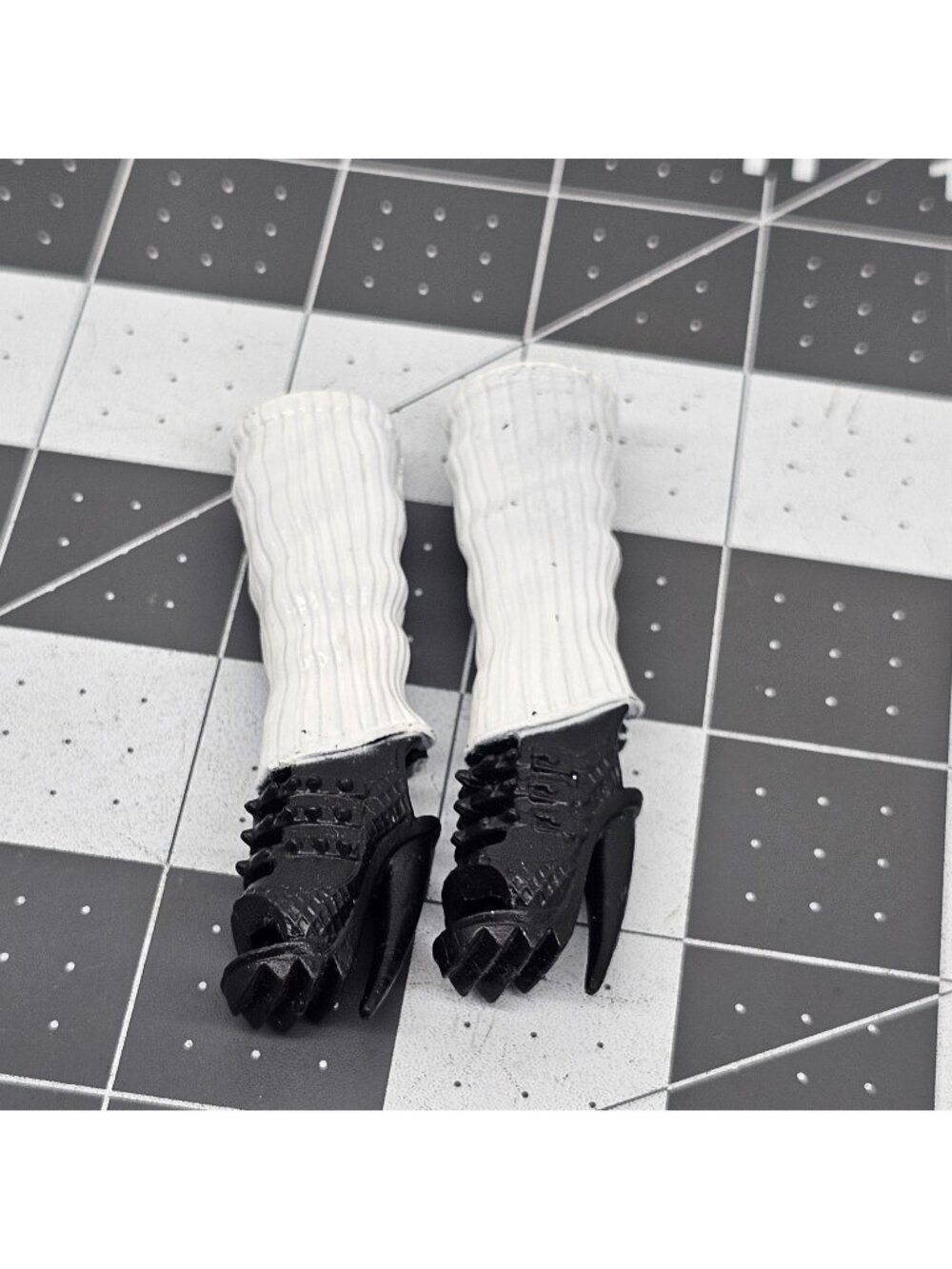 Monster High Ghoul Sports Clawdeen Wolf REPLACEMENT BLACK SHOES/WHITE SOCKS
